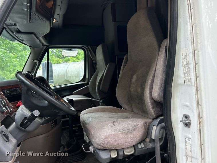 image for item EK8164 2014 Freightliner Cascadia 125 semi truck