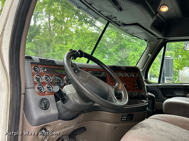 image for item EK8164 2014 Freightliner Cascadia 125 semi truck