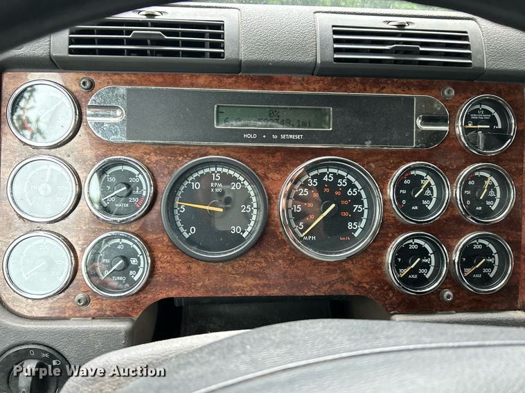 image for item EK8164 2014 Freightliner Cascadia 125 semi truck