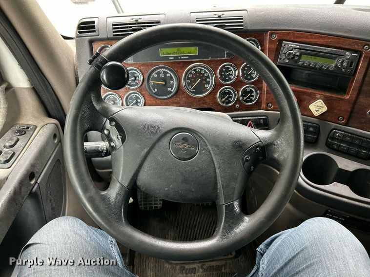 image for item EK8164 2014 Freightliner Cascadia 125 semi truck