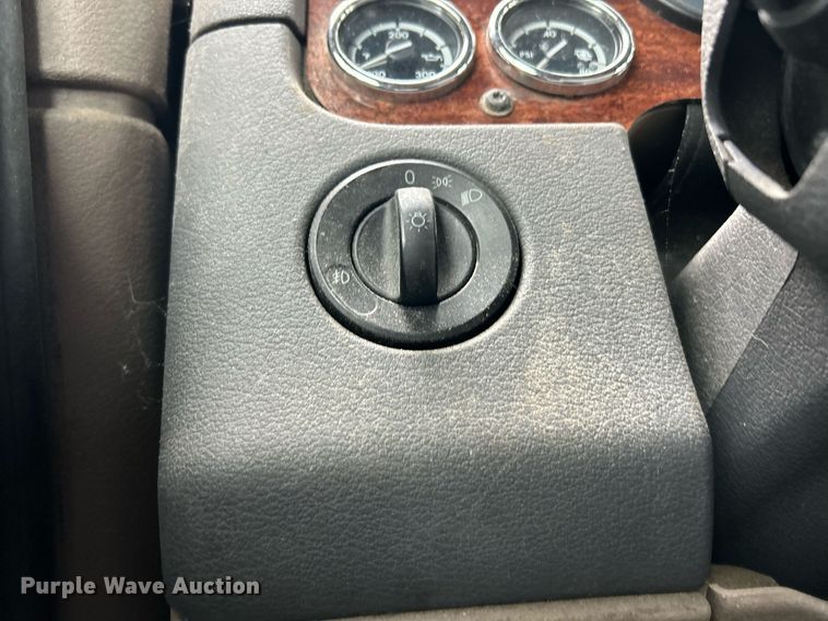 image for item EK8164 2014 Freightliner Cascadia 125 semi truck