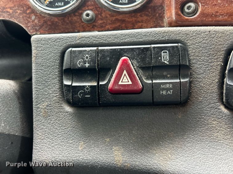 image for item EK8164 2014 Freightliner Cascadia 125 semi truck