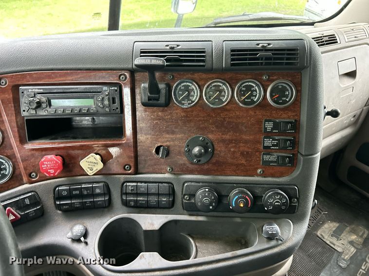 image for item EK8164 2014 Freightliner Cascadia 125 semi truck