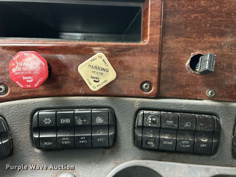 image for item EK8164 2014 Freightliner Cascadia 125 semi truck