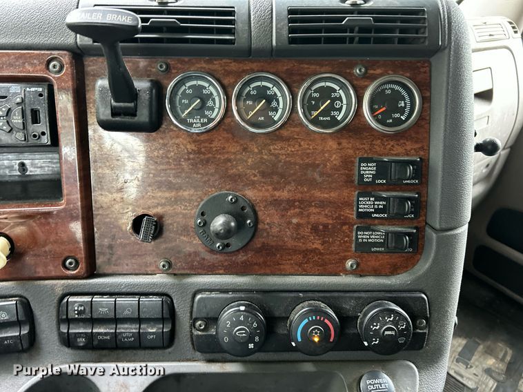 image for item EK8164 2014 Freightliner Cascadia 125 semi truck