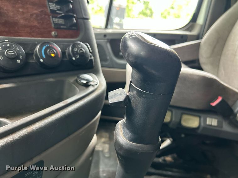 image for item EK8164 2014 Freightliner Cascadia 125 semi truck