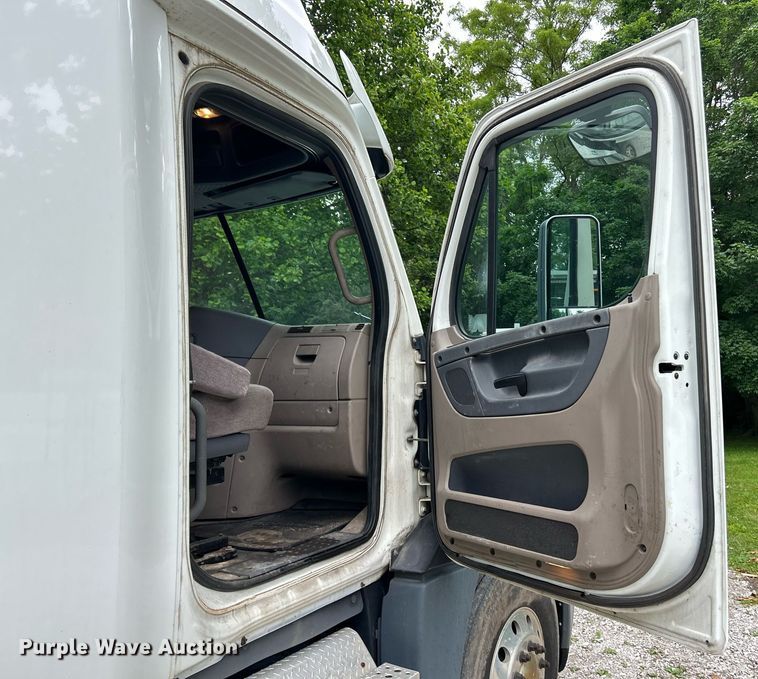 image for item EK8164 2014 Freightliner Cascadia 125 semi truck