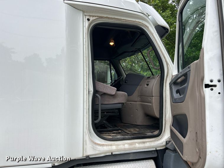 image for item EK8164 2014 Freightliner Cascadia 125 semi truck