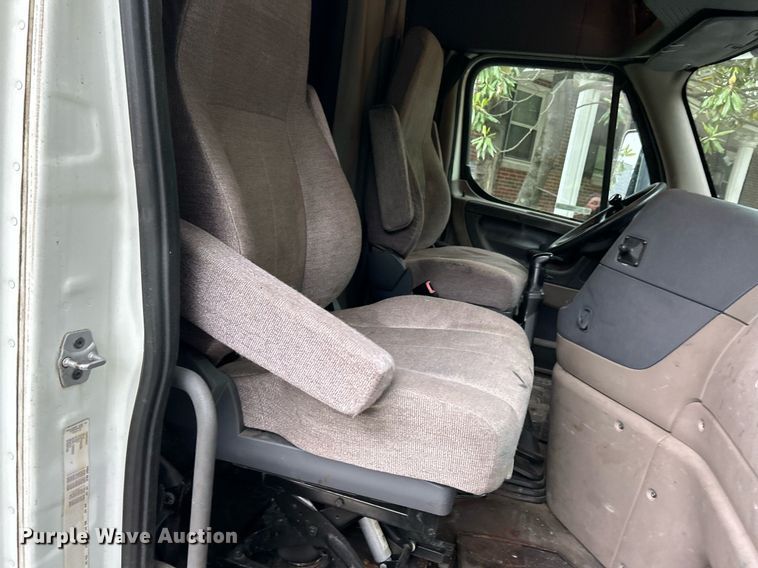 image for item EK8164 2014 Freightliner Cascadia 125 semi truck