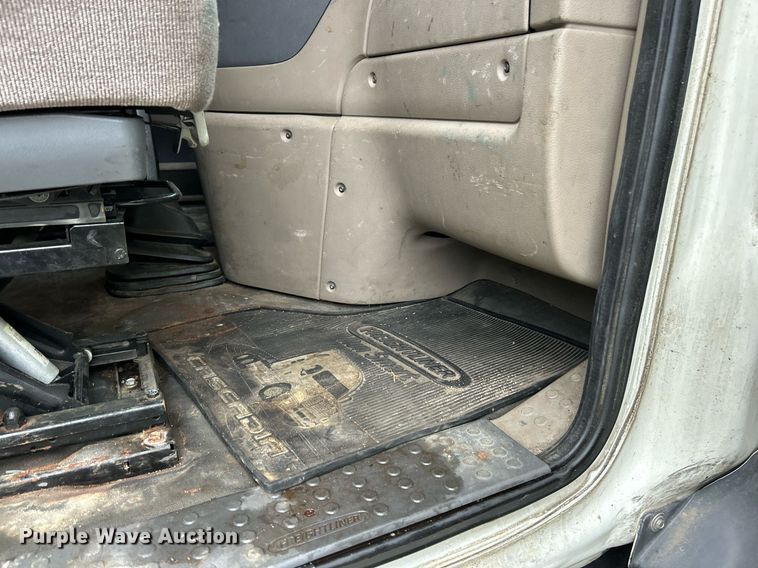 image for item EK8164 2014 Freightliner Cascadia 125 semi truck