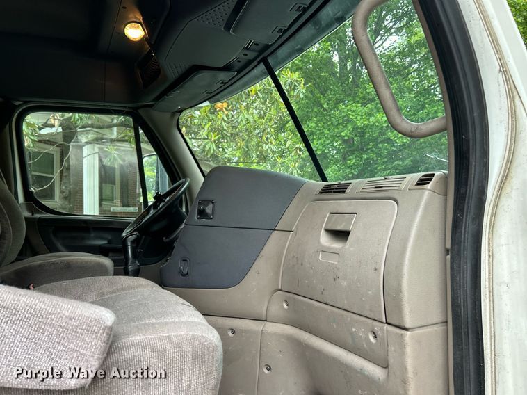 image for item EK8164 2014 Freightliner Cascadia 125 semi truck