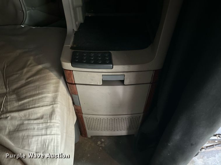 image for item EK8164 2014 Freightliner Cascadia 125 semi truck