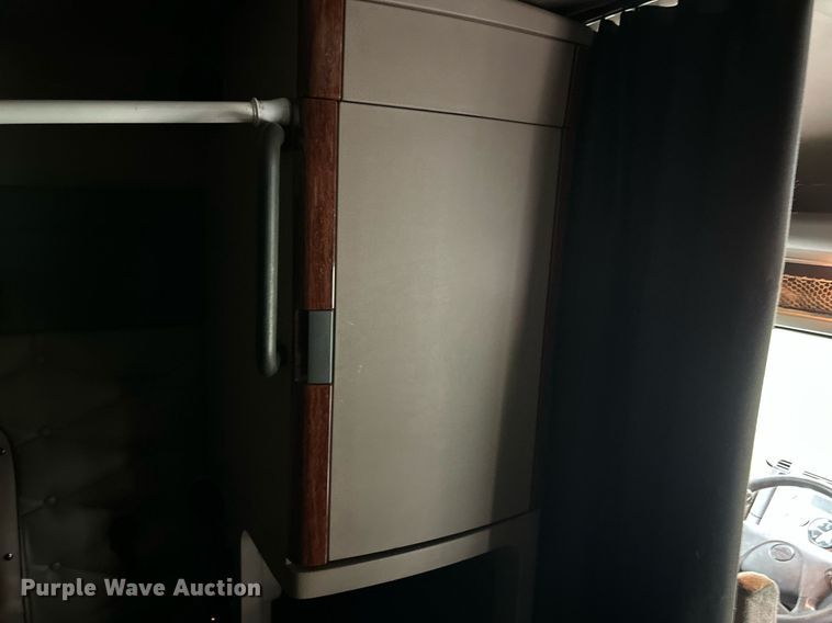 image for item EK8164 2014 Freightliner Cascadia 125 semi truck