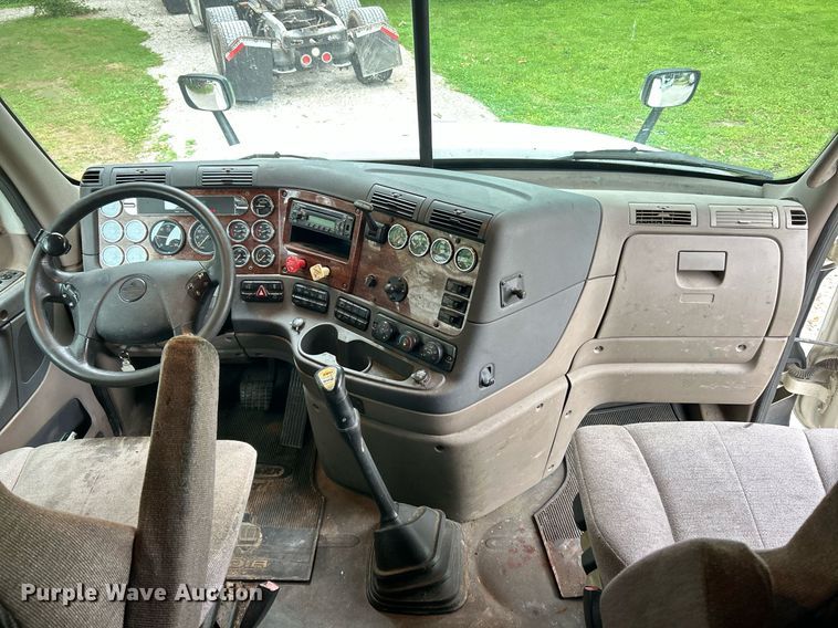 image for item EK8164 2014 Freightliner Cascadia 125 semi truck