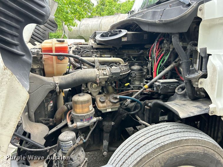 image for item EK8164 2014 Freightliner Cascadia 125 semi truck