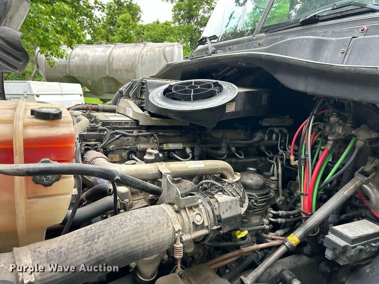 image for item EK8164 2014 Freightliner Cascadia 125 semi truck