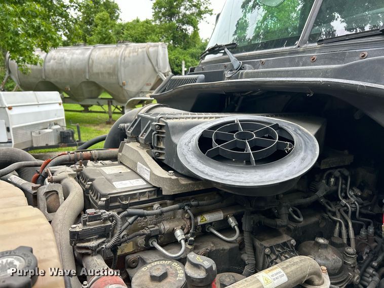 image for item EK8164 2014 Freightliner Cascadia 125 semi truck