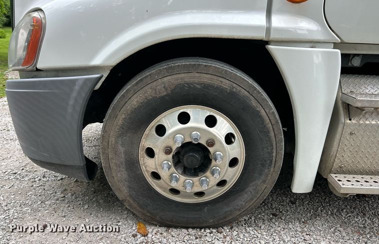 image for item EK8164 2014 Freightliner Cascadia 125 semi truck