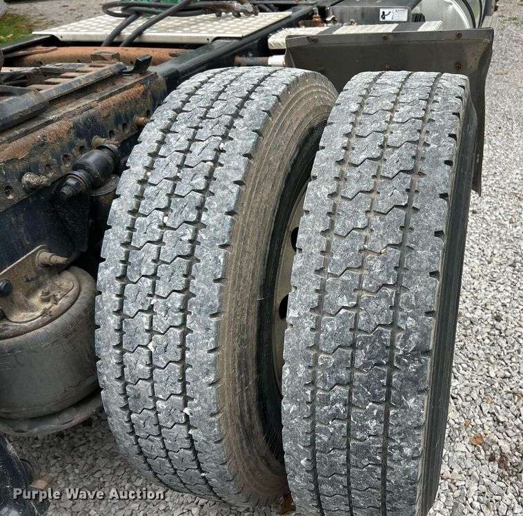 image for item EK8164 2014 Freightliner Cascadia 125 semi truck