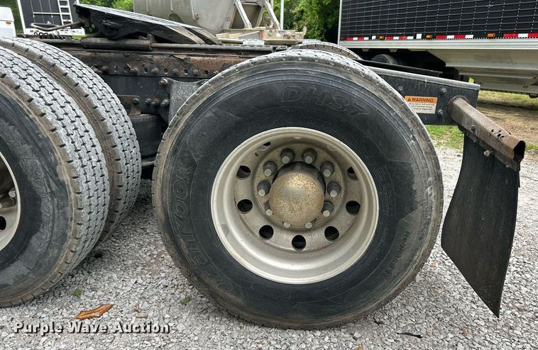 image for item EK8164 2014 Freightliner Cascadia 125 semi truck