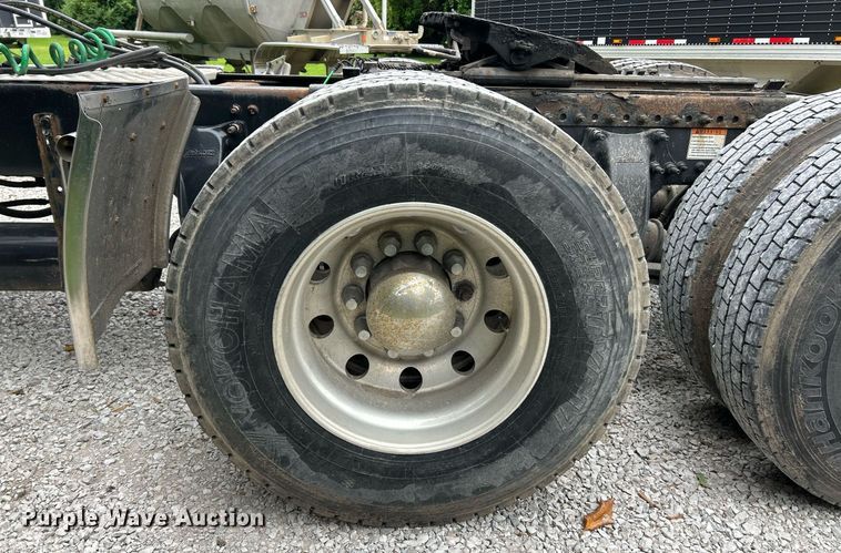 image for item EK8164 2014 Freightliner Cascadia 125 semi truck