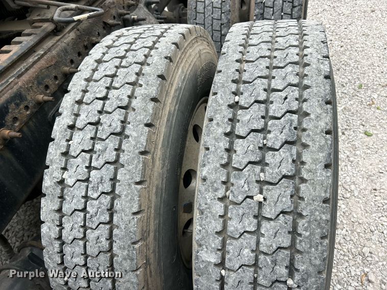 image for item EK8164 2014 Freightliner Cascadia 125 semi truck