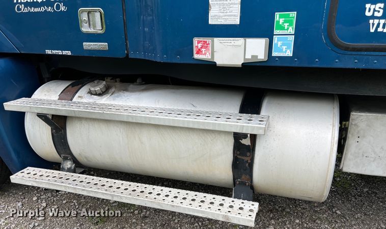 image for item EL2068 2007 Freightliner Century Class semi truck