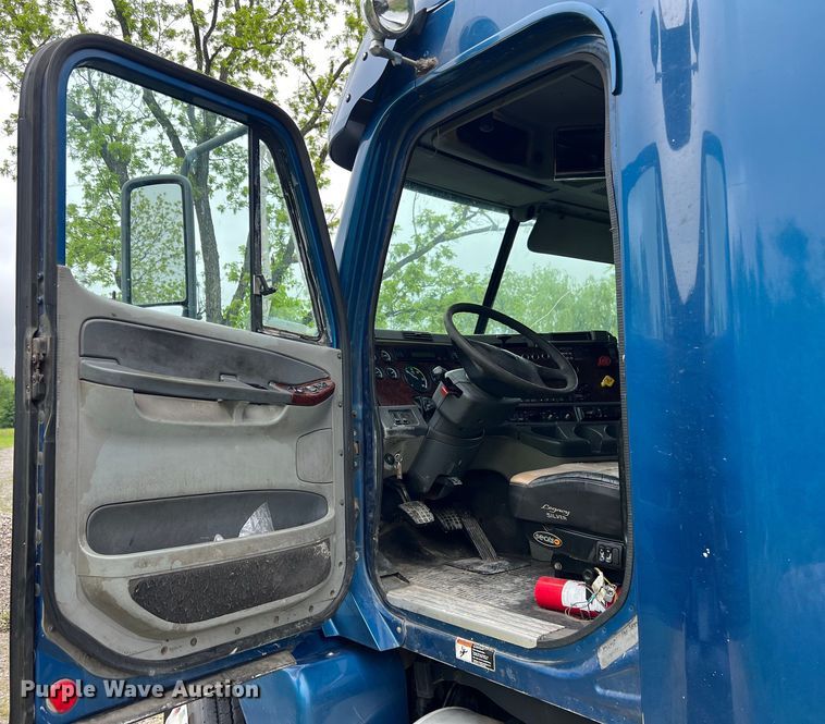 image for item EL2068 2007 Freightliner Century Class semi truck