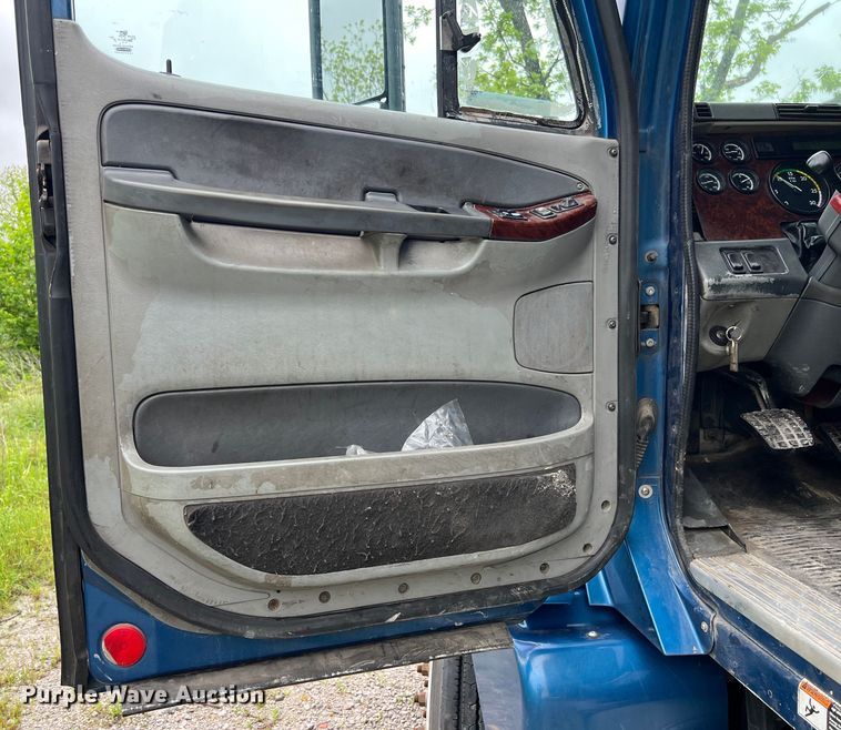 image for item EL2068 2007 Freightliner Century Class semi truck