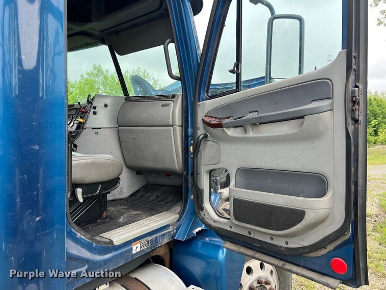 image for item EL2068 2007 Freightliner Century Class semi truck