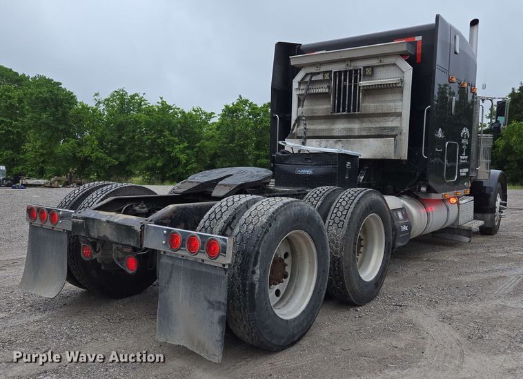 image for item EL2069 2006 Peterbilt 379 semi truck