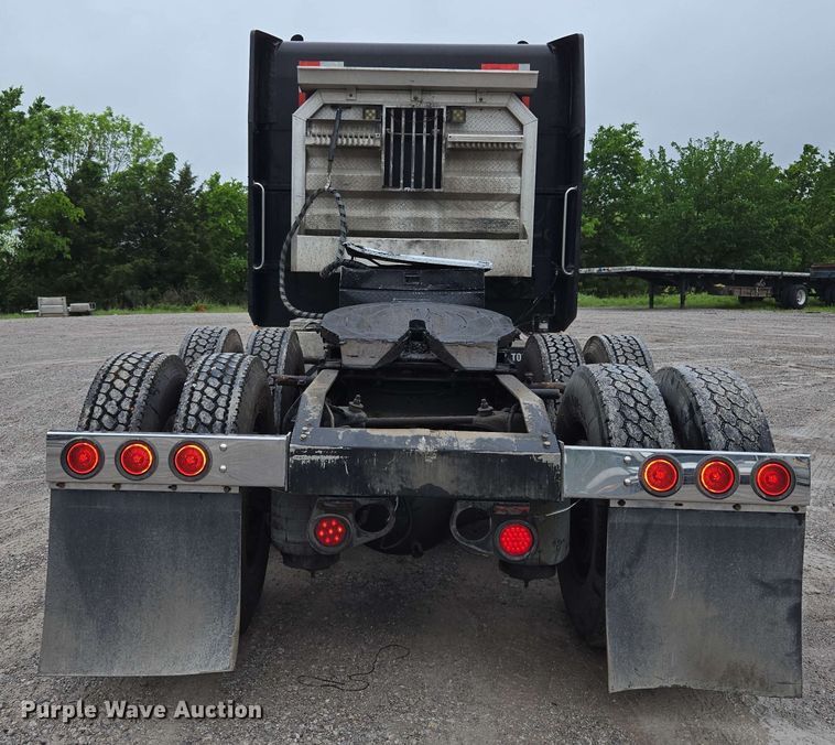 image for item EL2069 2006 Peterbilt 379 semi truck