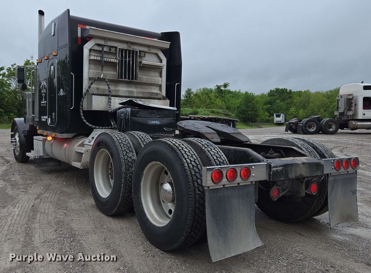 image for item EL2069 2006 Peterbilt 379 semi truck