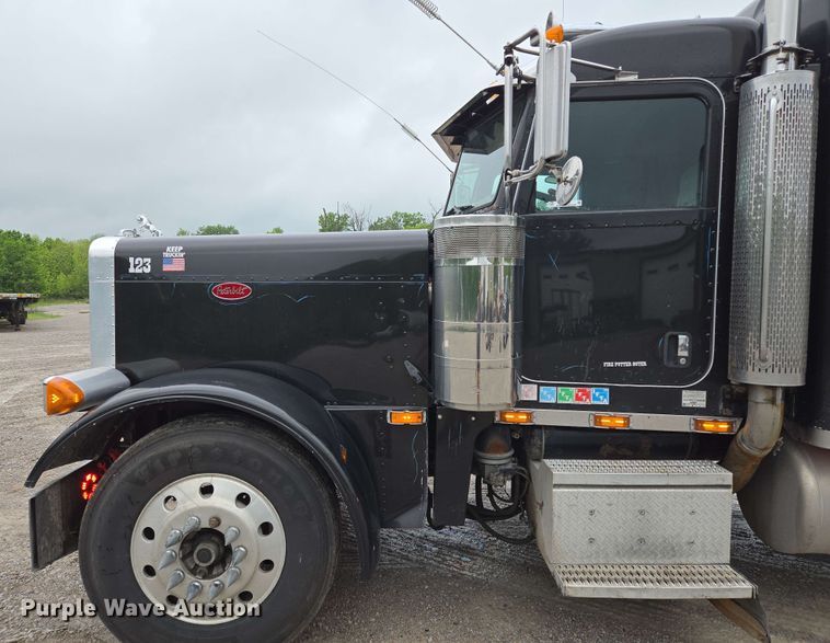 image for item EL2069 2006 Peterbilt 379 semi truck
