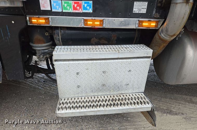 image for item EL2069 2006 Peterbilt 379 semi truck