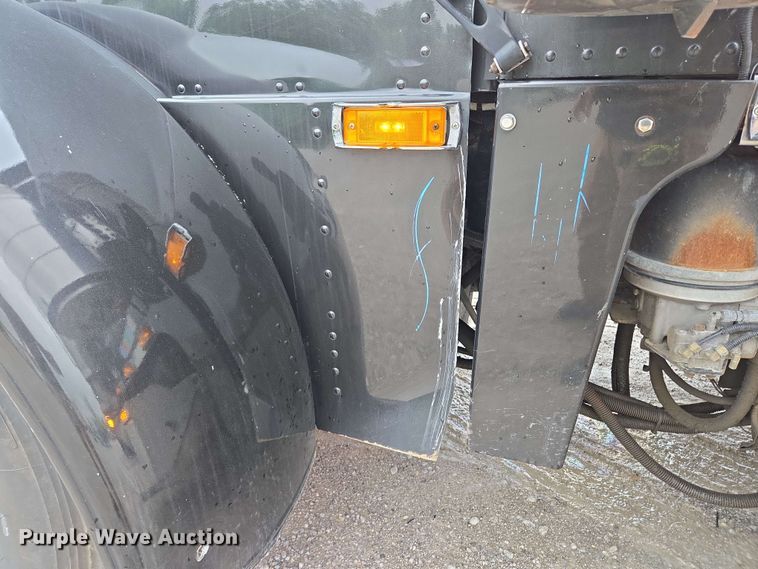 image for item EL2069 2006 Peterbilt 379 semi truck