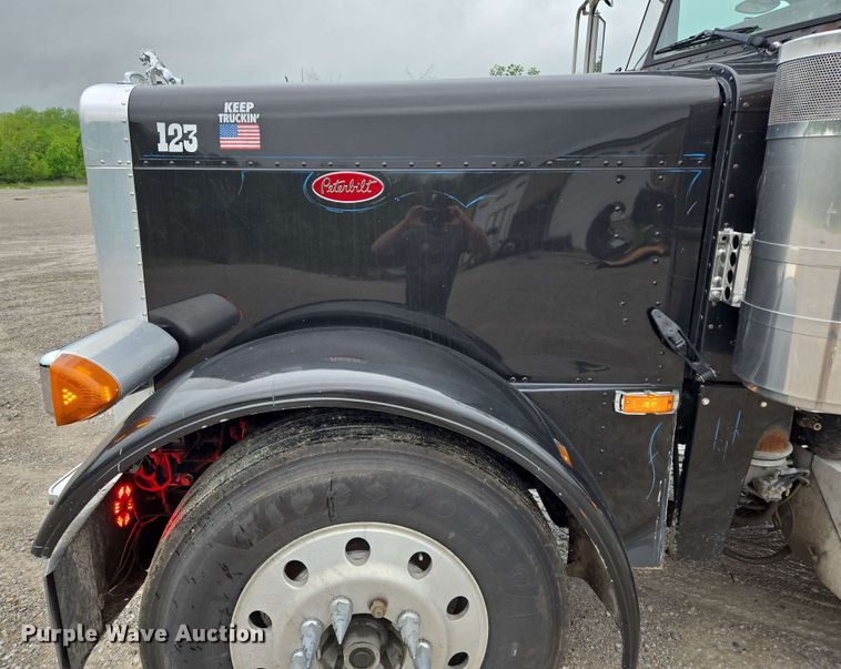image for item EL2069 2006 Peterbilt 379 semi truck