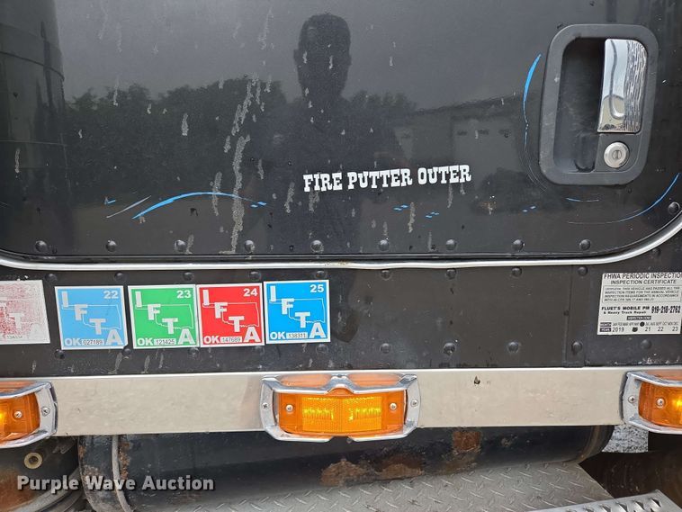 image for item EL2069 2006 Peterbilt 379 semi truck