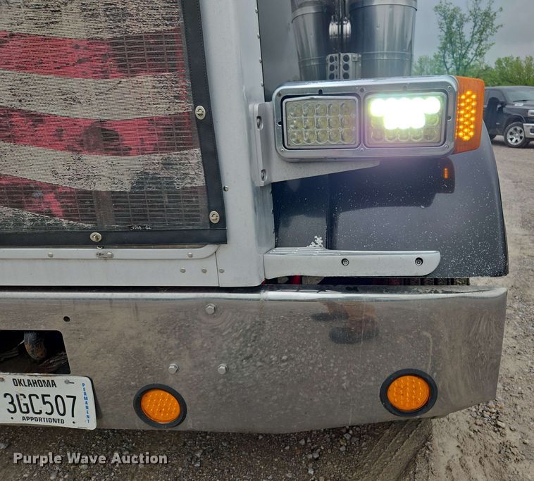 image for item EL2069 2006 Peterbilt 379 semi truck