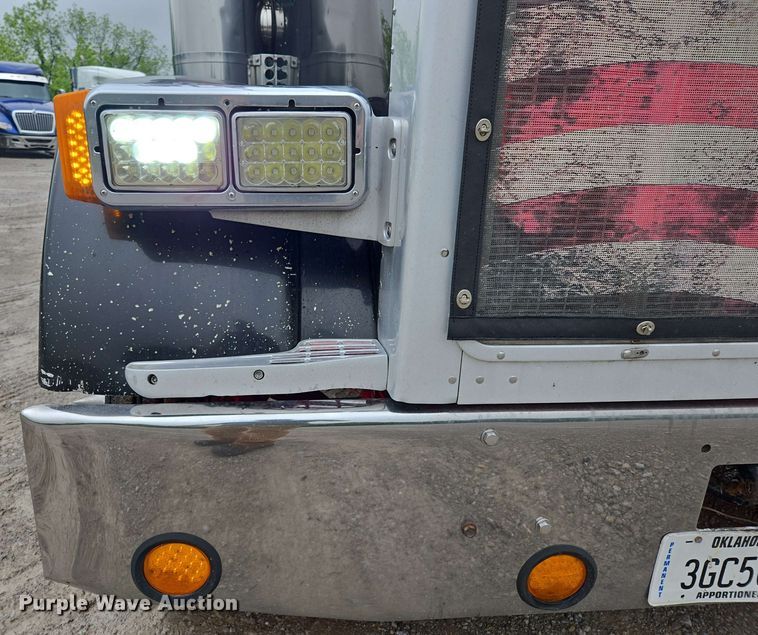 image for item EL2069 2006 Peterbilt 379 semi truck