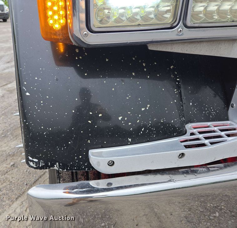 image for item EL2069 2006 Peterbilt 379 semi truck