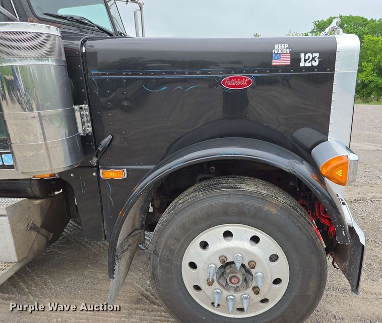 image for item EL2069 2006 Peterbilt 379 semi truck