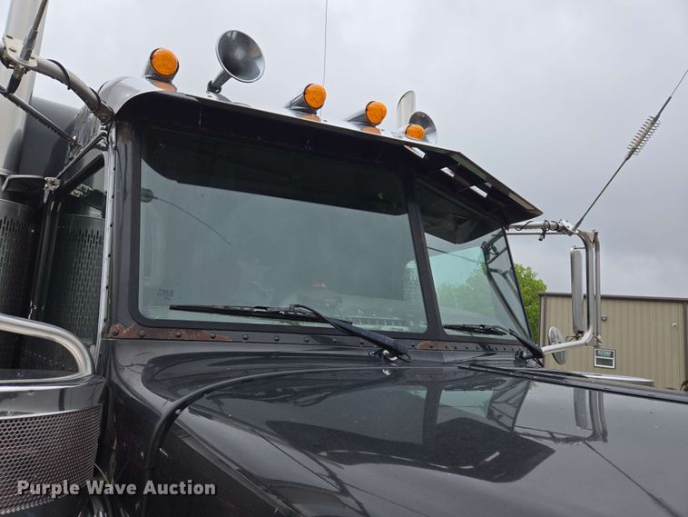 image for item EL2069 2006 Peterbilt 379 semi truck