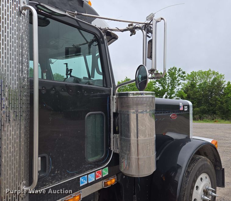 image for item EL2069 2006 Peterbilt 379 semi truck