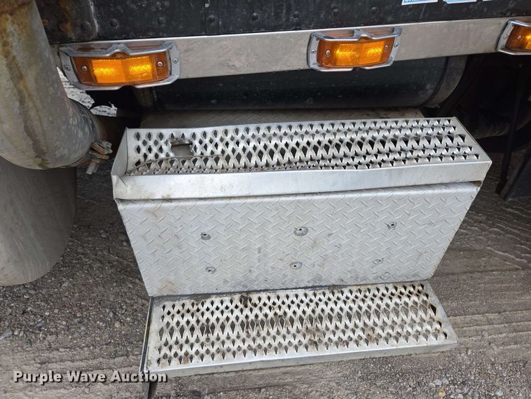 image for item EL2069 2006 Peterbilt 379 semi truck