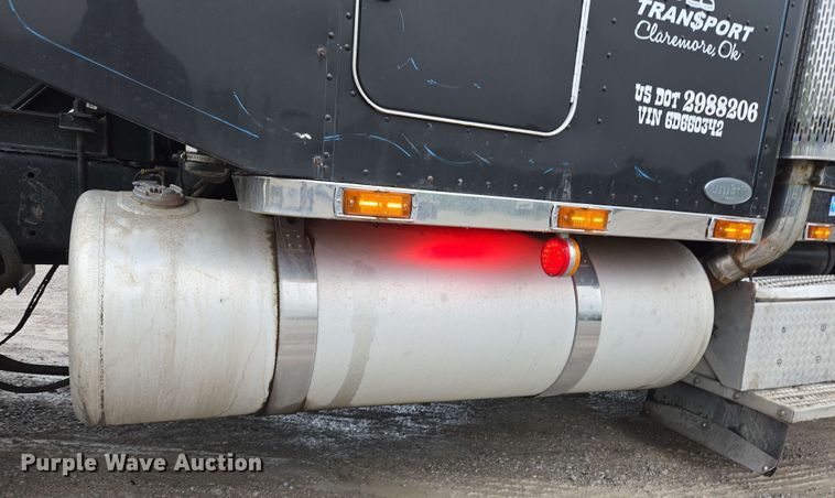 image for item EL2069 2006 Peterbilt 379 semi truck