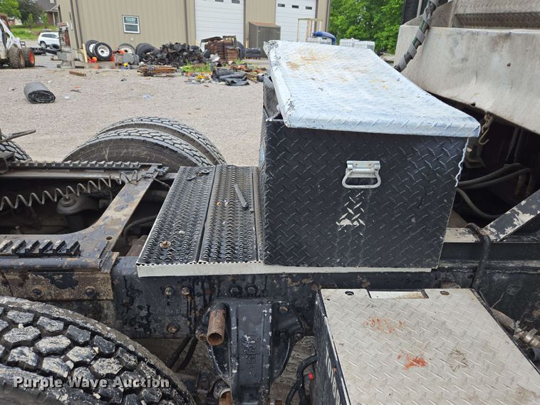 image for item EL2069 2006 Peterbilt 379 semi truck