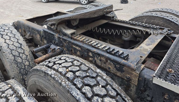 image for item EL2069 2006 Peterbilt 379 semi truck