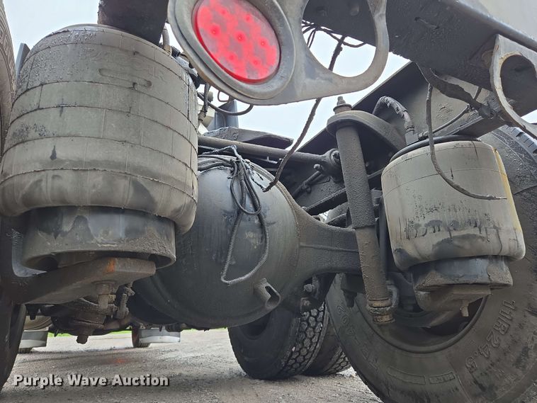 image for item EL2069 2006 Peterbilt 379 semi truck