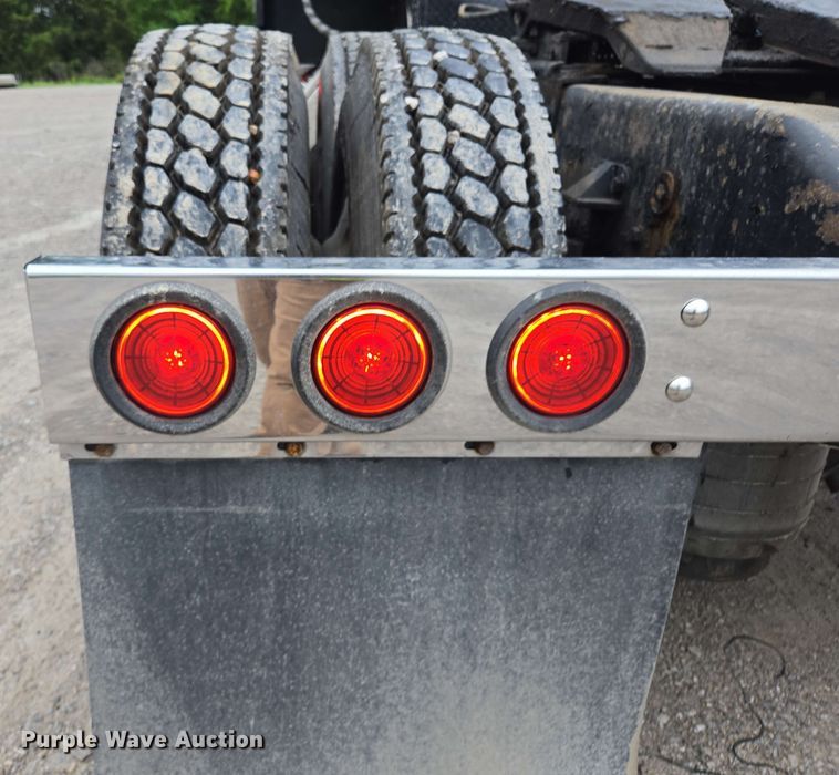 image for item EL2069 2006 Peterbilt 379 semi truck